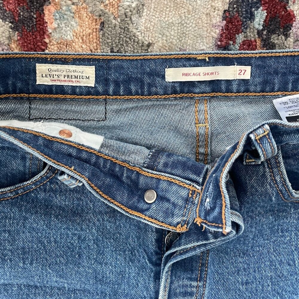 Levi's Ribcage High Rise Shorts 27 - Picture 4 of 4